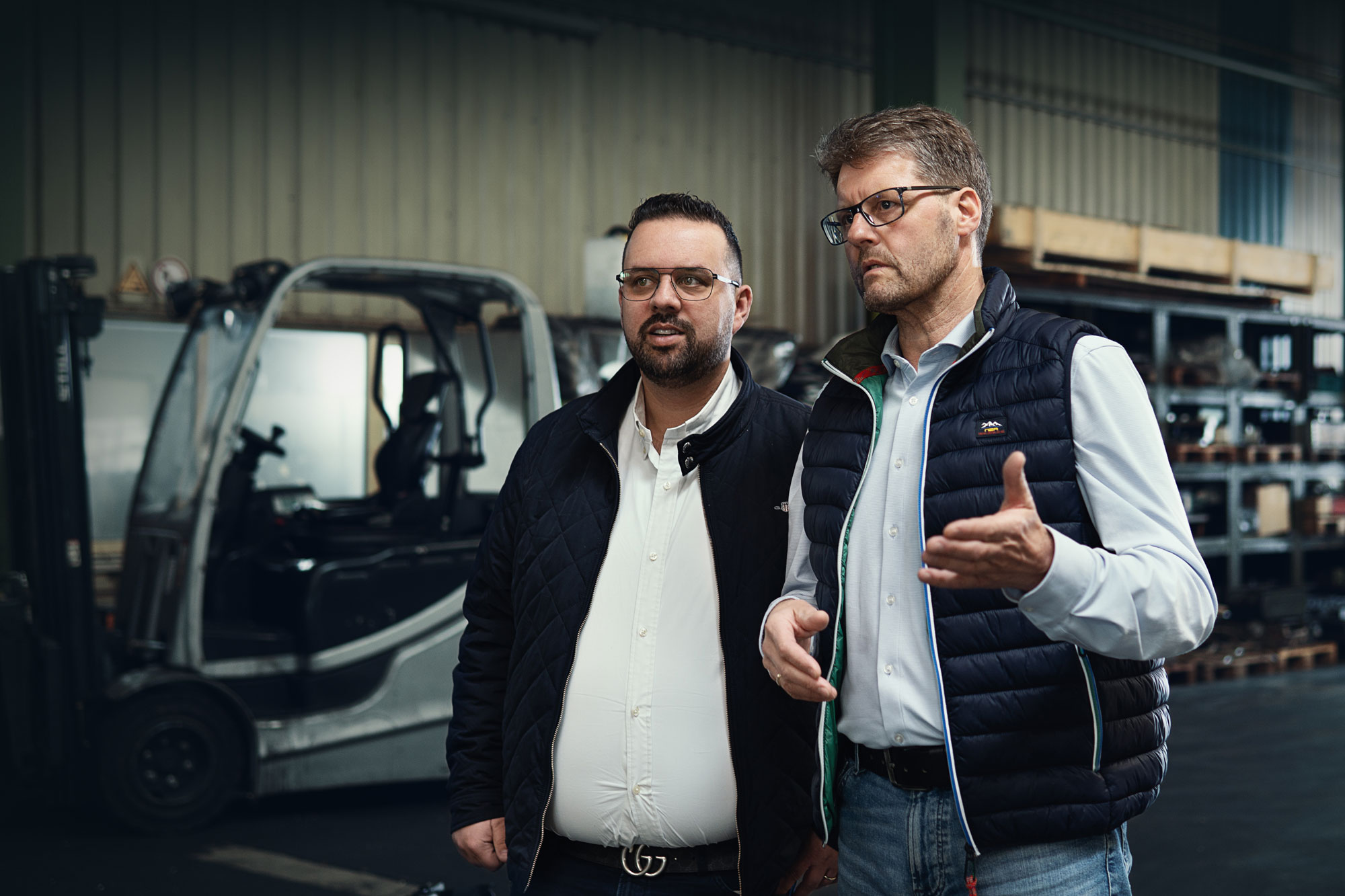Andreas Schmitz im Gespräch mit einem Handwerksunternehmer in der Werkhalle