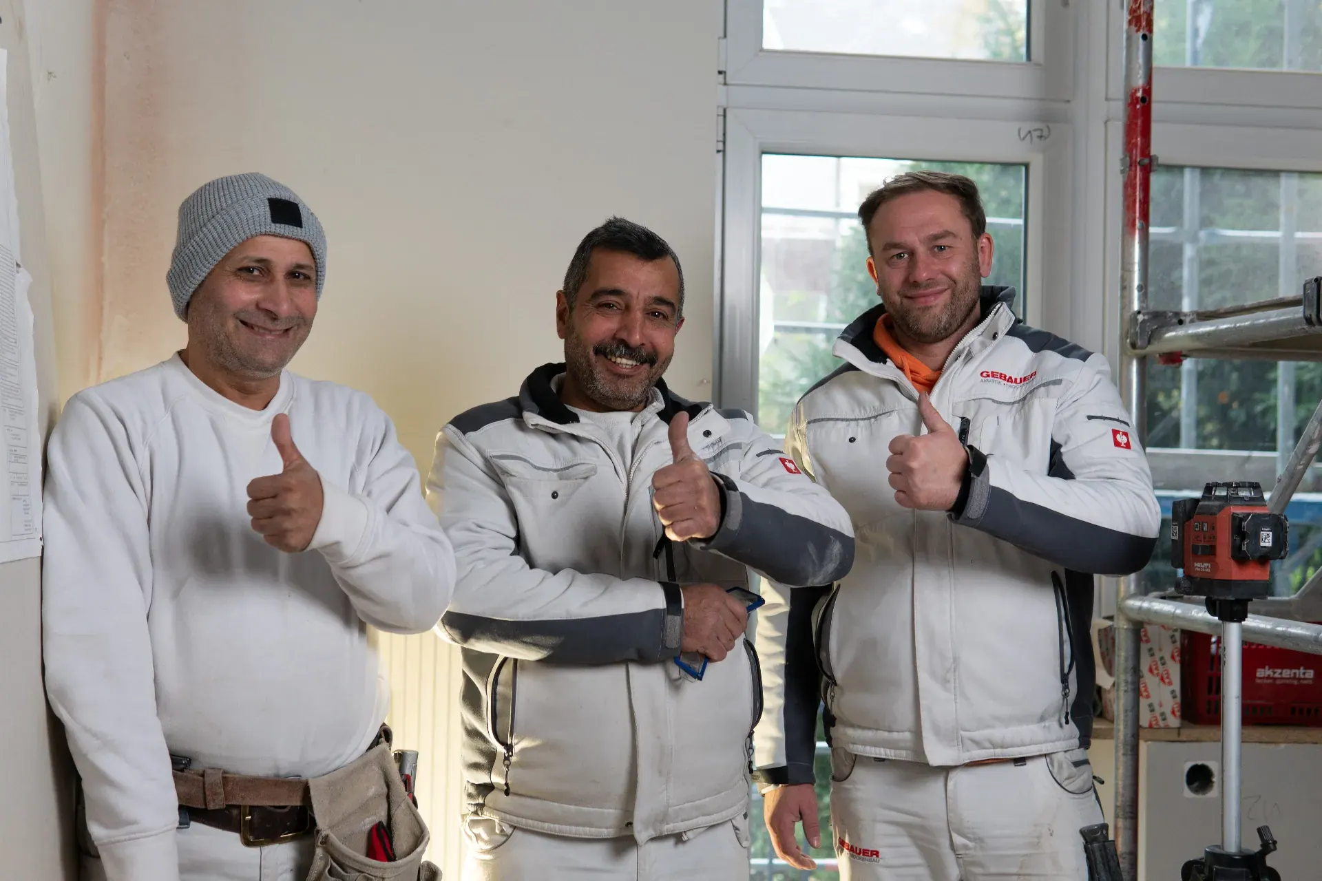 Maler-Team gemeinsam in seiner Werkstatt