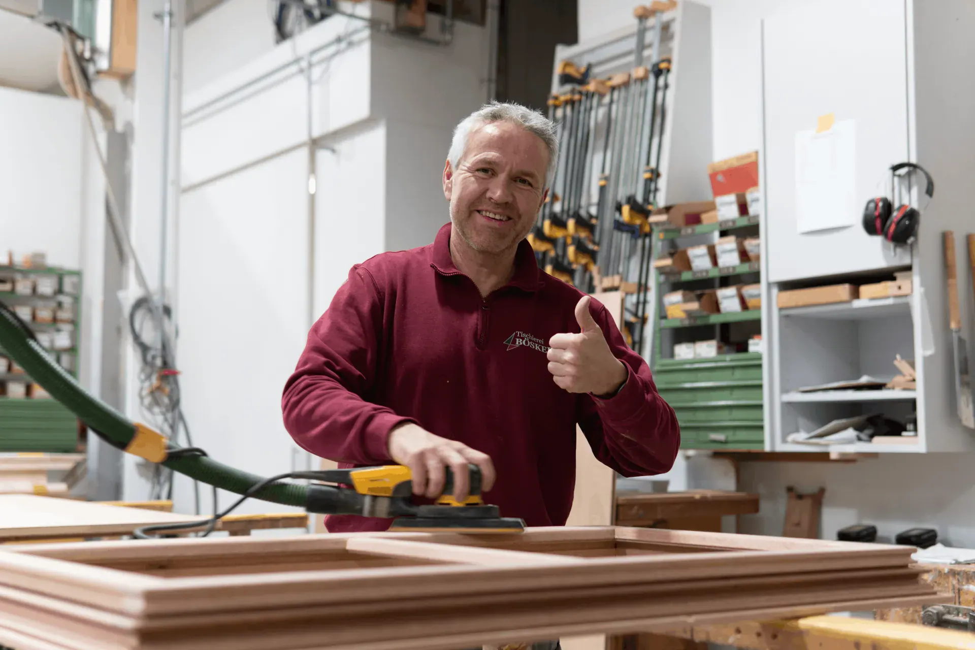 Tischler bei der Arbeit in seiner Werkstatt